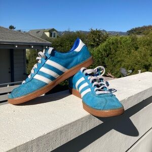 Adidas bright bleu size 10.5 men’s sneakers